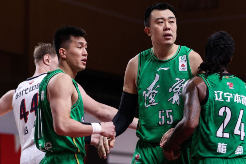 与世隔断的海岛小渔村，忠诚仁慈的哑吧男孩阿水（古天乐饰）自小就没了怙恃，开了一个家庭旅店兼杂货展。阿水天天薄暮城市在面向年夜海的平台上打沙包，坐在木架边吹口琴。海风拂过，淡淡的糊口节拍之于阿水简单而又幸福。假小子一般的女孩小四喜跟阿水很要好，几近成了金水的翻译。但是这一切的安静糊口，被一个从喷鼻港来到这个小岛度假的姑娘雯雯（蒙嘉慧饰）打破了。斑斓温顺的雯雯住进了阿水家开的度假板屋里，垂垂地，她和阿水和小四喜成了好伴侣，渡过了很是兴奋的几天。当雯雯就要分开的时辰，阿水已深深地爱上了她，可照旧没有勇气剖明。                                  　　三年后，小四喜也分开了渔村，只有阿水一小我糊口。阿水终究发现了那幅雯雯在墙上画给他的画。此刻，对雯雯万分忖量的阿水终究决议往喷鼻港找她。但是不测产生了。